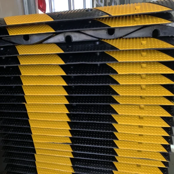 Black-and-Yellow-Speed-Bumps-wholesale